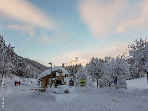 Winter in Filzmoos auf der Oberhofalm mit Bischhofsmütze