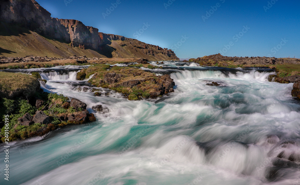 Wunderschöne Flusslandschaft im Herzen Islands