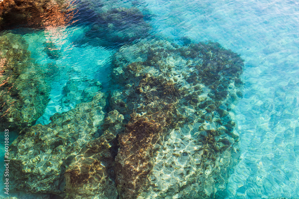 Obraz premium Azure water with underwater rock