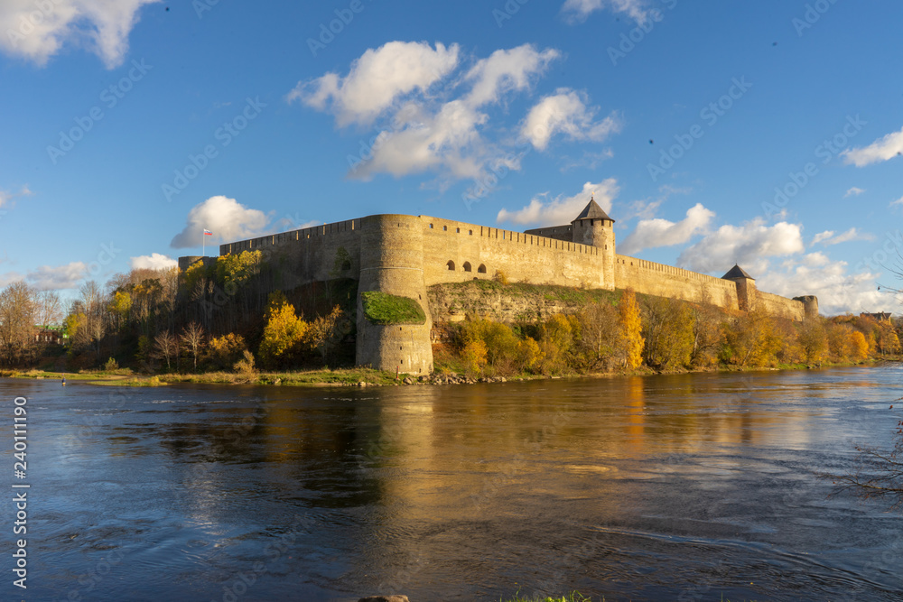 średniowieczny zamek na rzece