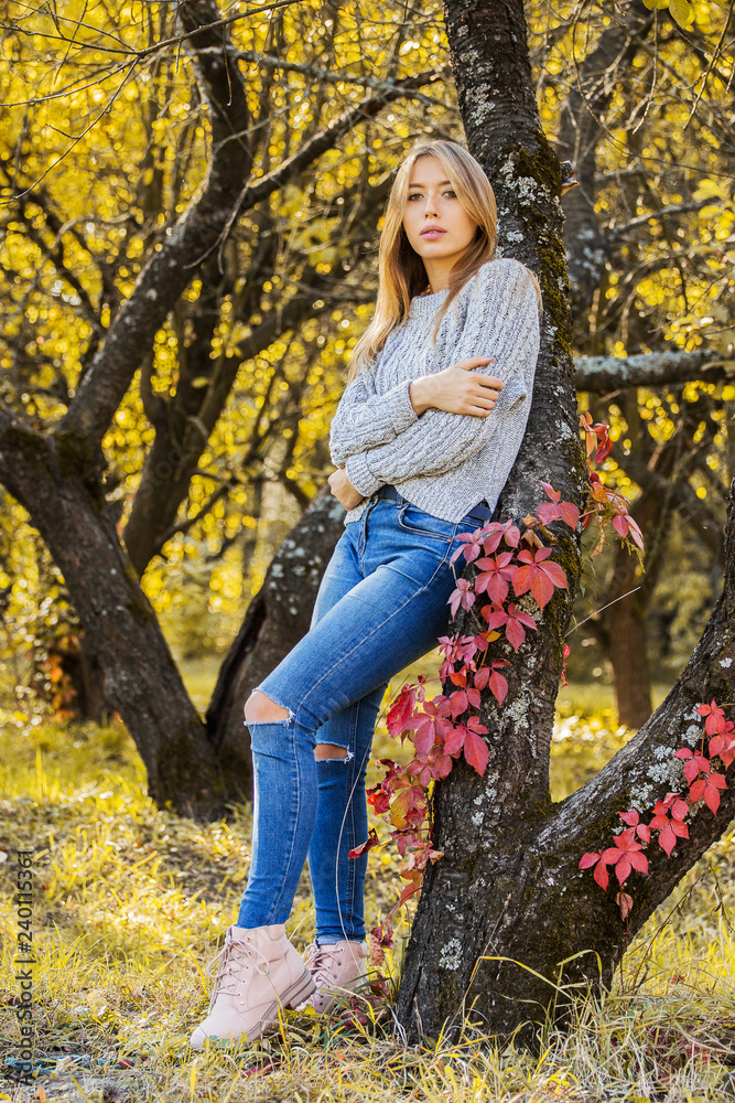Beautiful Girl Standing In A Park Near Tree Stock Photo - Download Image  Now - Adult, Arts Culture and Entertainment, Backgrounds - iStock