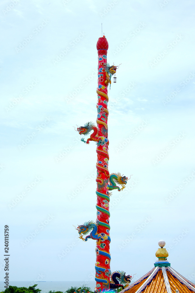 Obraz premium Dragon pillar in Chinese temple in Thailand with blue sky.
