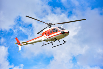 Handdoek met foto Helikopter Reddingshelikopter in heldere blauwe hemel  © Bigc Studio