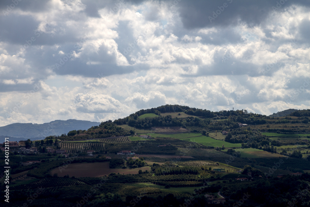 Panorama dell'Alta Langa (Langhe, Piemonte) Panorama dell'Alta Langa (Langhe, Piemonte)
