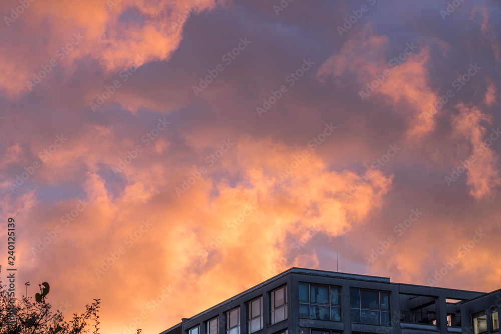 Sonnenuntergang über einem Bürohaus in Hamburg Sonnenuntergang über einem Bürohaus in Hamburg