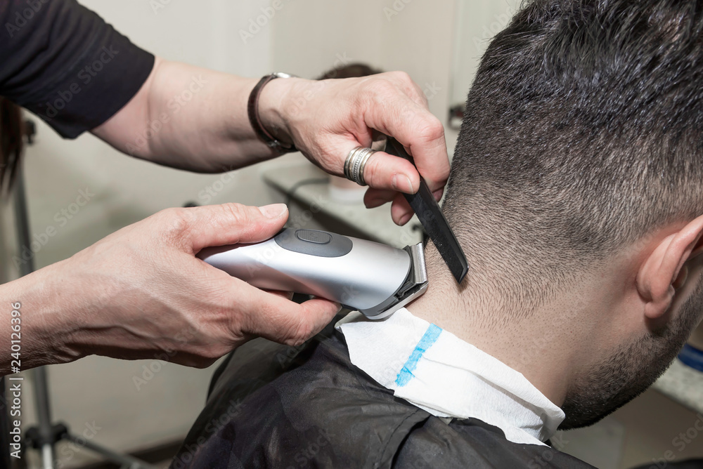 Nacken rasieren beim Friseur Stock-Foto | Adobe Stock