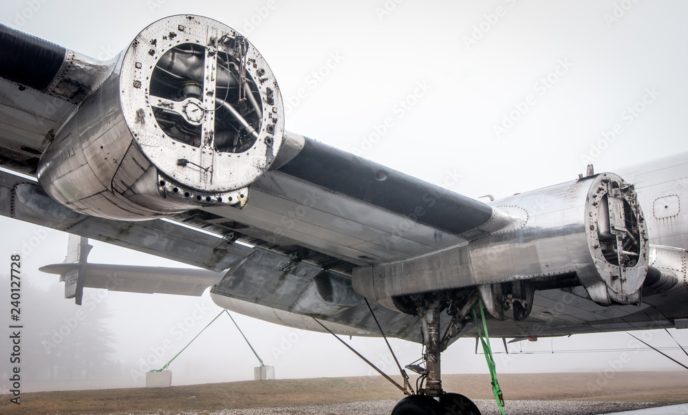 Fototapeta Stary zabytkowy samolot na pasie startowym