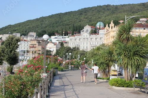 Fotografie opatija abbazia croazia spaggia mare ombrelloni paesaggio