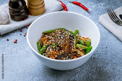 Rice noodles with vegetables