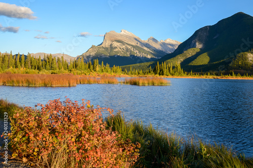 秋のカナディアンロッキー　夕方のランドル山とバーミリオン湖（バンフ国立公園　カナダ・アルバータ州） photo