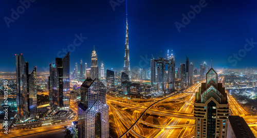 Panoramablick auf die hell beleuchtete Skyline von Dubai bei Nacht photo