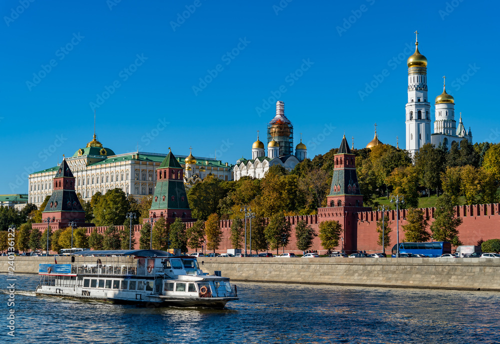 Fototapeta premium Panoramic view at the Moscow Kremlin and the Moscow river, Russia.