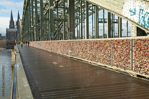 "Liebesschlösser" an der Hohenzollernbrücke, Köln, Deutschland
