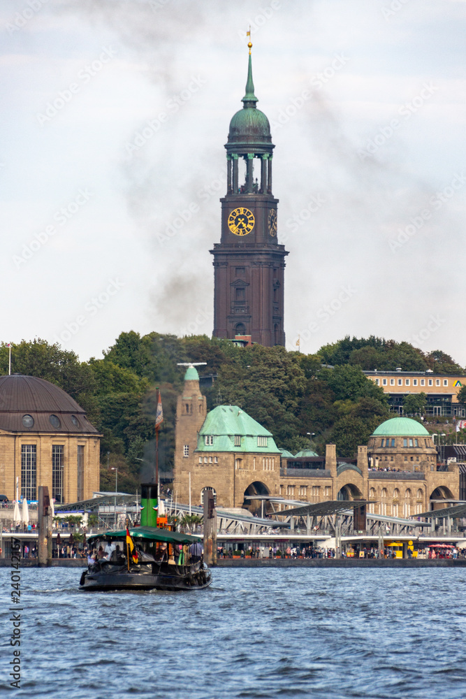 Dampffähre im Hamburger Hafen vor den Landungsbrücken und mit dem Michel im Hintergrund