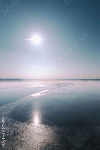 Winter Landschaft gefrorener See mit Sonne