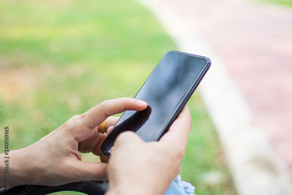 woman's hand holding smart phone with blur background. selective focus and soft focus.