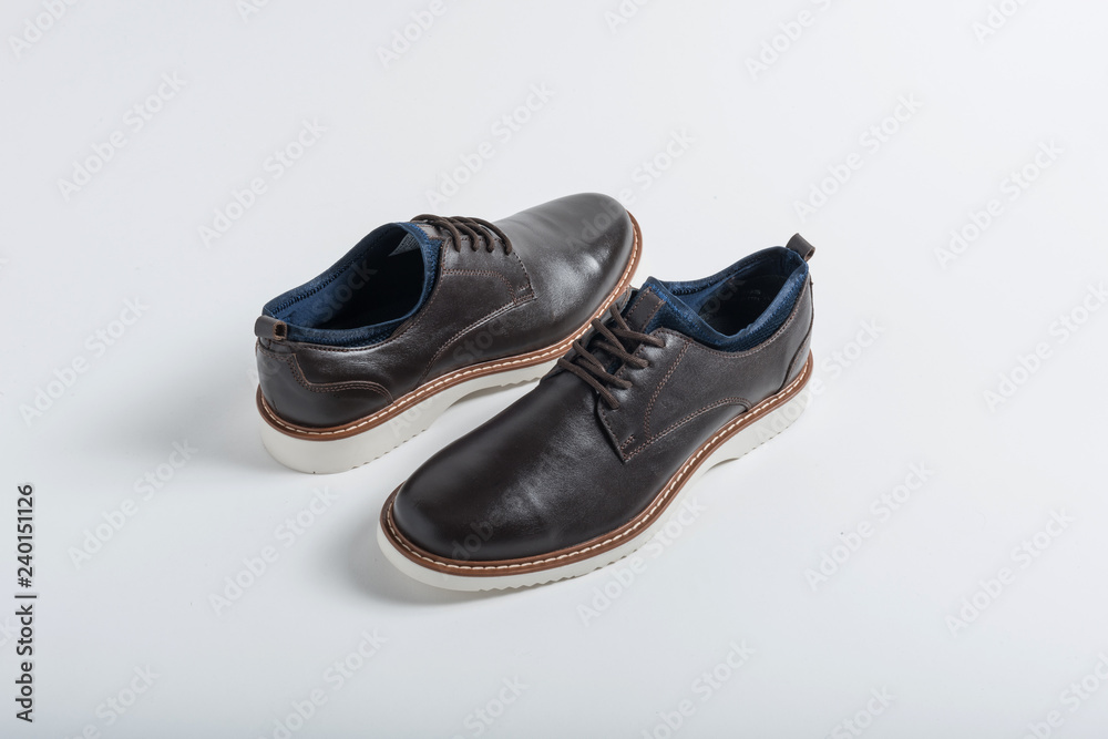 Arte calzado cómodo para hombre, moderno y presentable para catalogo de  zapatos sobre fondo blanco Stock Photo | Adobe Stock