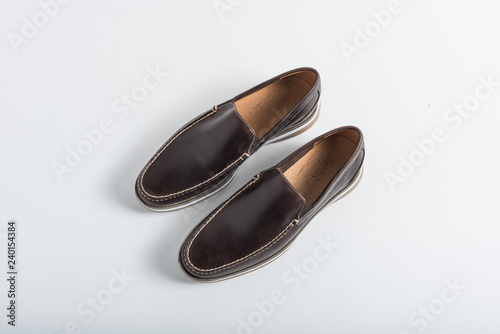 Arte calzado cómodo para hombre, moderno y presentable para catalogo de zapatos sobre fondo blanco