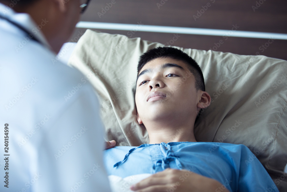 Doctor and boy patient,Doctor visited the patient,male doctor comforting patient Doctor and boy patient,Doctor visited the patient,male doctor comforting patient
