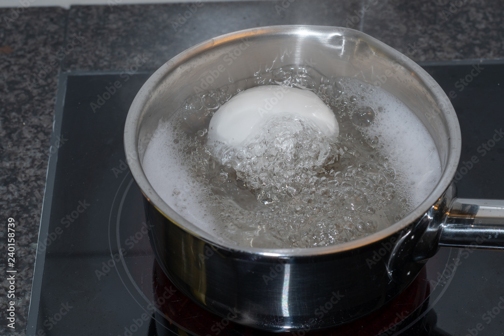 Ei hartkochen - Kochendes Wasser im Topf Ei hartkochen - Kochendes Wasser im Topf
