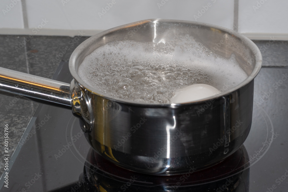 Kochendes Wasser im Topf