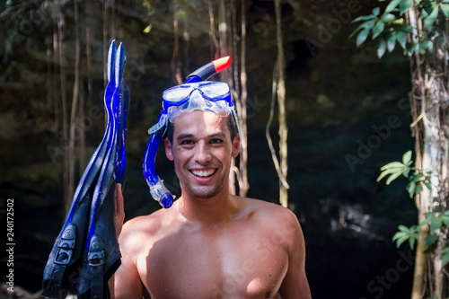 Junger Mann in der Cenote Dos Ojos in Yucatan Mexiko photo