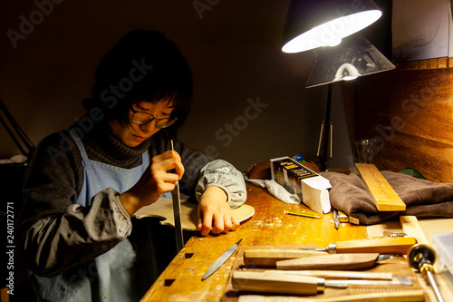 Fotografie female artisan violinmaker while viewing a new violin