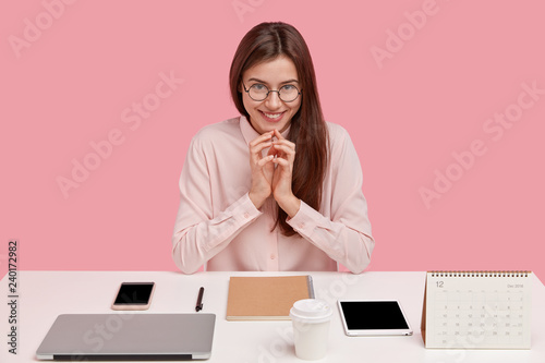Foto Image of satisfied European lady office worker being real perfectionist, keeps h