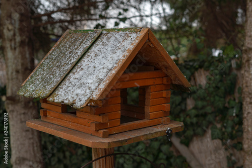 Vogelhaus im Winter bei leichtem Schneefall © andreasbuchwald