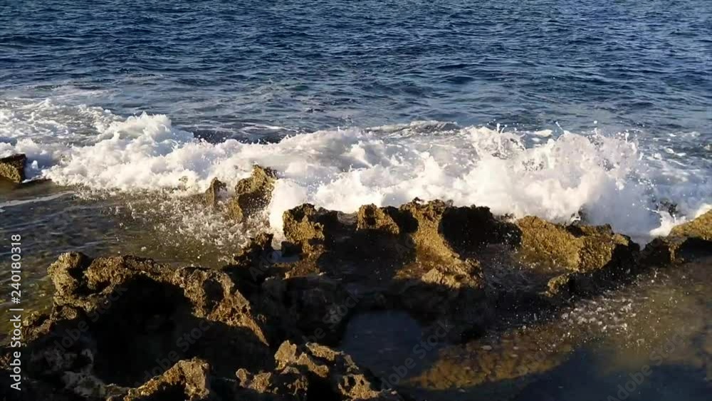 Vagues à Qawra