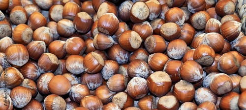 Makro von Haselnuessen in der Schale