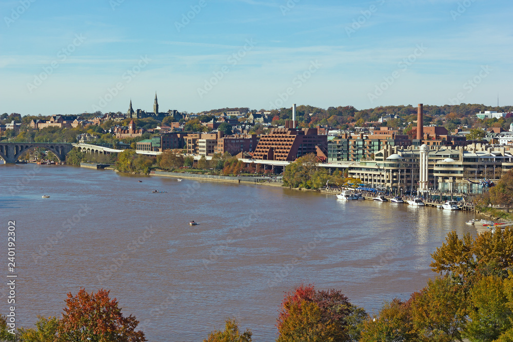 Obraz premium Georgetown Park and river waterfront of Washington DC, USA in autumn. Beautiful landscape of Potomac River near Key Bridge in US capital.