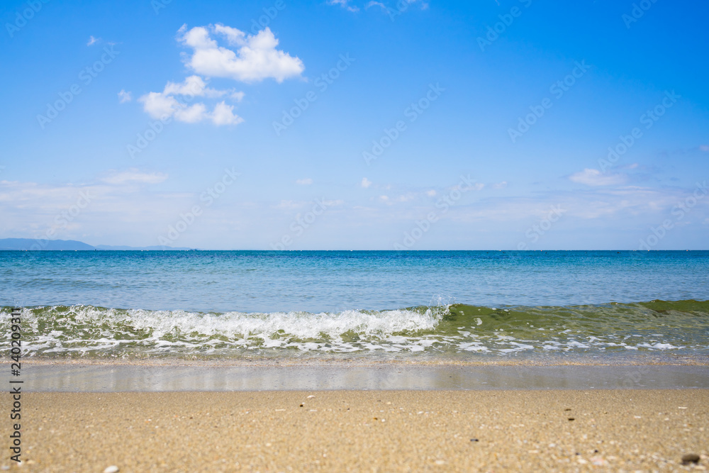 波が打ち寄せる明石の海岸