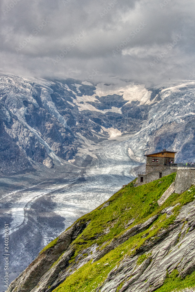 Berghütte vor Gletscher im Grünen