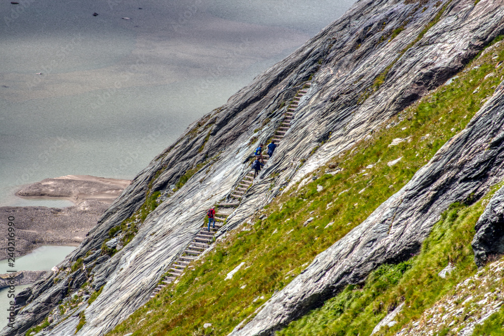 Treppen in den Bergen mit Wanderern