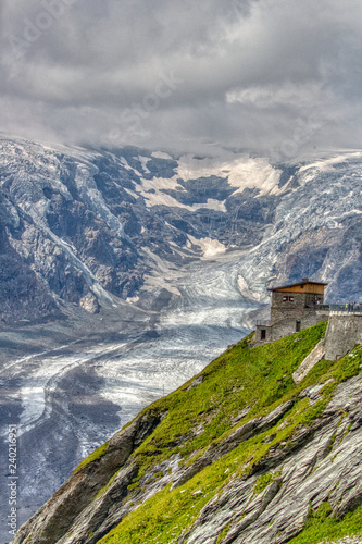 Obraz na płótnie Berghütte vor Gletscher im Grünen w salonie