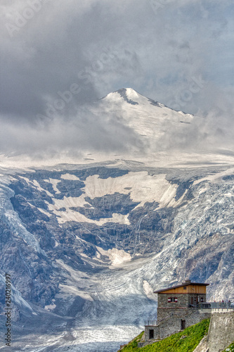 Obraz na płótnie Bergspitze mit Gletscher, Wolken und Schne w salonie