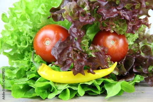 Warzywna buźka - zadowolona mina - żółta papryka, pomidory i sałata ozdobna