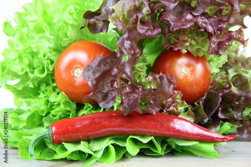 Warzywna buźka - niezadowolona mina - pomidory, czerwona papryka, sałata
