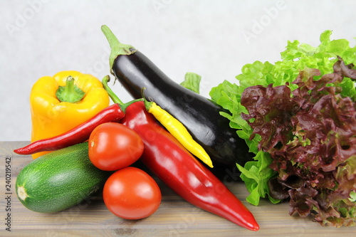 Warzywa - zdrowe jedzenie - bakłażan, pomidry, papryka, cukinia, sałata