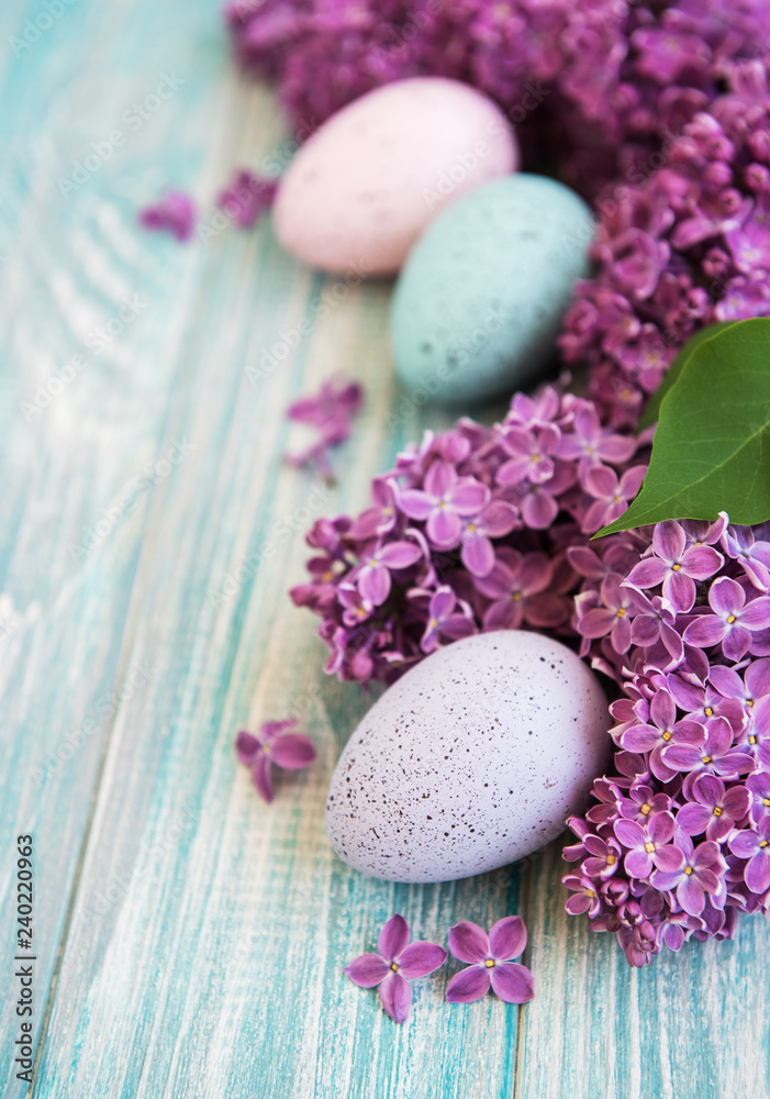 Obraz premium Spring lilac flowers and easter eggs