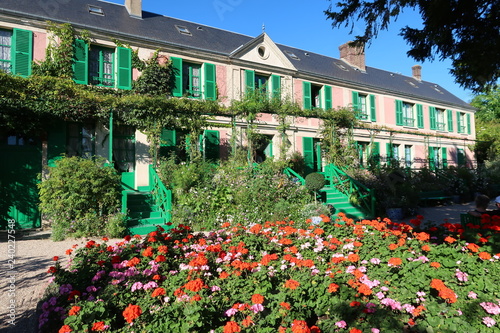 Obraz na plátně Façade de la maison de Claude Monet à Giverny, avec des géraniums (France)
