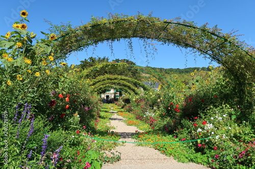 Foto Giverny, jardin de Claude Monet, grande allée du clos normand (France)