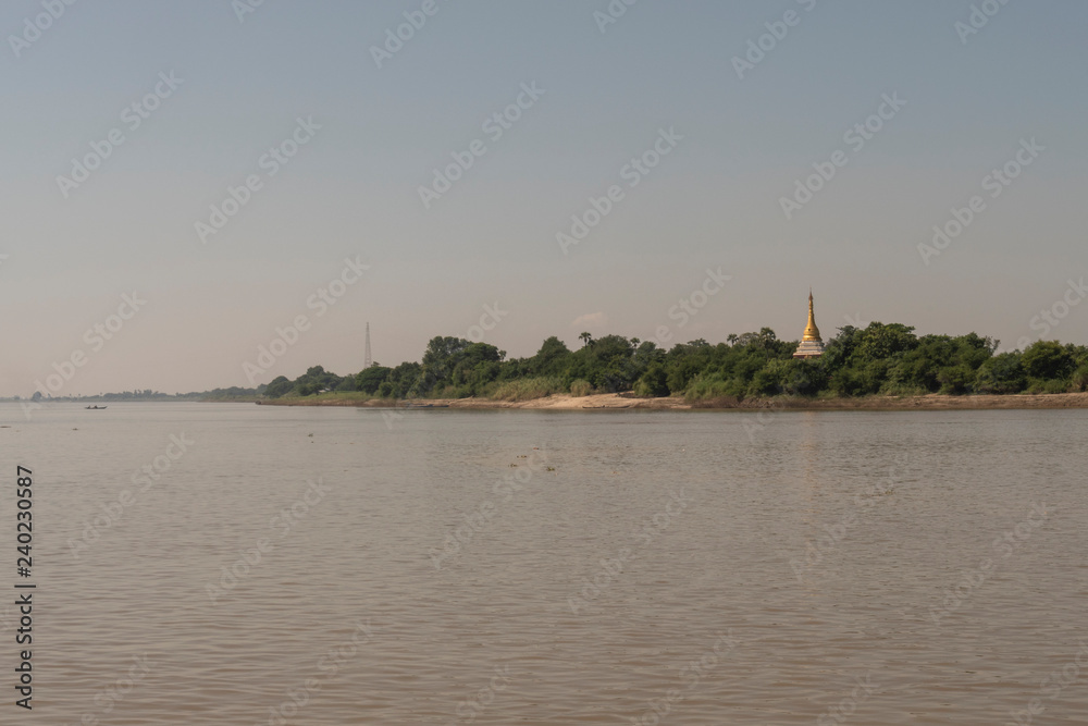 Coste de un río con una Pagoda en Myanmar
