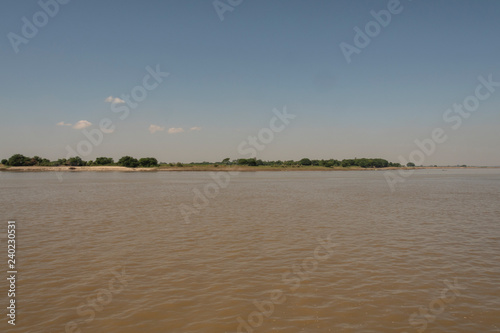 Costa de un r  o en Myanmar