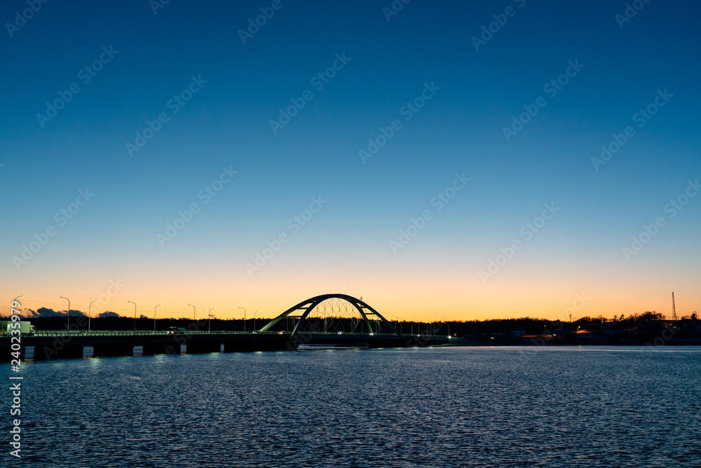 Naklejka premium 夕暮れの温根沼大橋