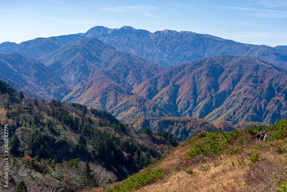 紅葉の三方岩岳から望む白山