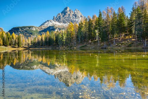 Fototapeta Naklejka Na Ścianę i Meble -  Reflet des Tre Cime di Lavaredo sur lac en automne