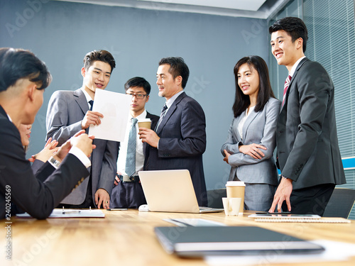 Canvas Print team of asian business people working together in office