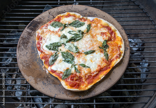 Pizza aus dem Grill 1 - 003